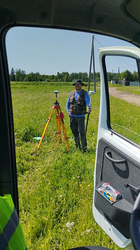 RGK SR1 со смартфоном и вехой - комплект GNSS приемника